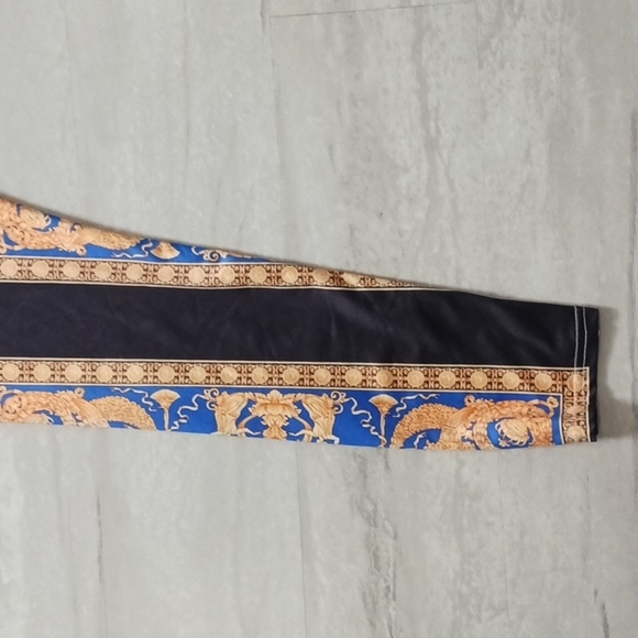 Women's Trendy Graphic Legging Size large. - Picture 8 of 13